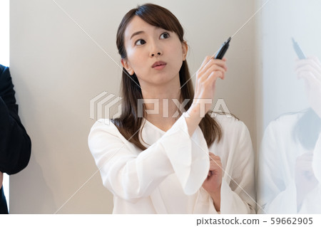 Female meeting whiteboard Female meeting whiteboard 59662905