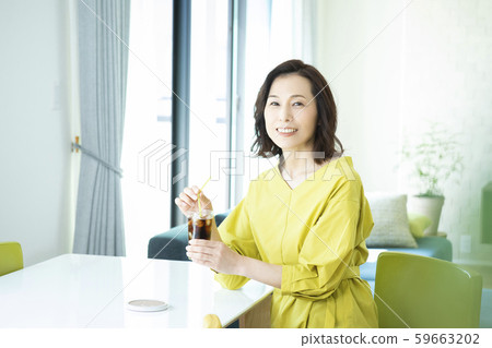 Female living iced coffee 59663202