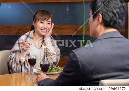 男人和女人在餐廳吃飯 男人和女人在餐廳吃飯 59663372