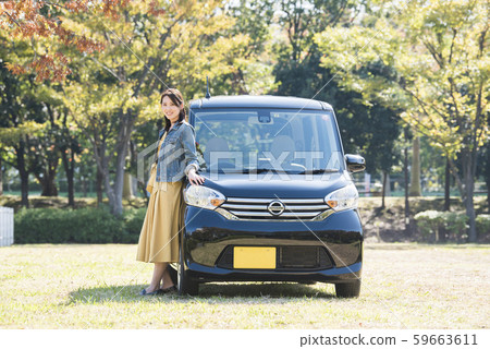 年輕女子和輕型汽車 59663611