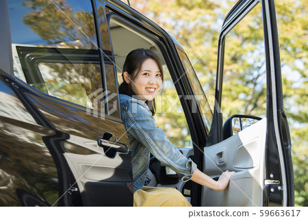 年輕女子和輕型汽車 59663617