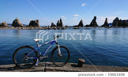 橋樁岩so翔在蔚藍的天空和大海 59663896