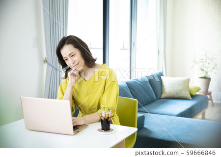 女性PC家庭在家工作 女性PC家庭在家工作 59666846