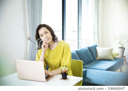 女性PC家庭在家工作 女性PC家庭在家工作 59666847