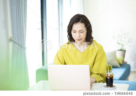 女性PC家庭在家工作 女性PC家庭在家工作 59666848