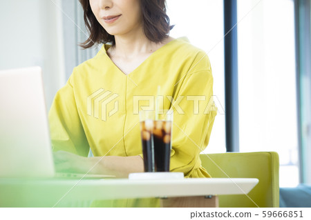 女性PC家庭在家工作 59666851
