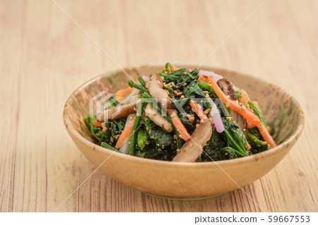 Spinach with sesame seeds 59667553