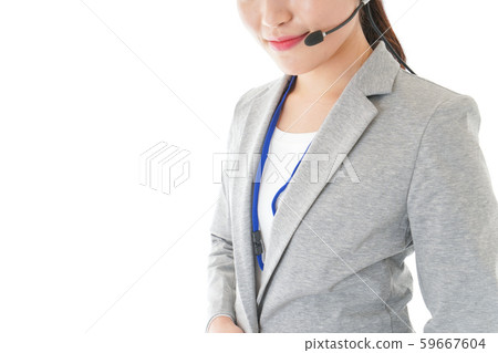 呼叫中心的女人,微笑著回應 呼叫中心的女人,微笑著回應 59667604