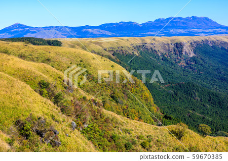 Autumn view of Nishiyuura Park Observatory, Grass Colored Leaves [Aso City, Kumamoto Prefecture] 59670385