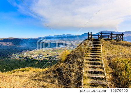 Autumn view of Nishiyuura Park Observatory, Grass Colored Leaves [Aso City, Kumamoto Prefecture] 59670400