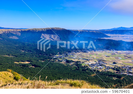Autumn view of Nishiyuura Park Observatory, Grass Colored Leaves [Aso City, Kumamoto Prefecture] 59670401
