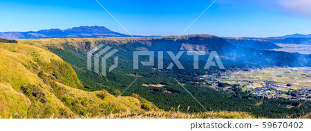 Nishiyuura Park Observatory's autumn scenery and grass autumn leaves panorama [Aso City, Kumamoto Prefecture] 59670402
