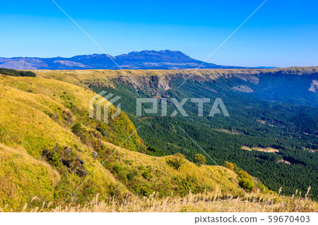 Autumn view of Nishiyuura Park Observatory, Grass Colored Leaves [Aso City, Kumamoto Prefecture] 59670403