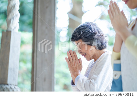 Visit worship parent and child mother and child senior woman middle woman 2 people Visit worship parent and child mother and child senior woman middle woman 2 people 59670811