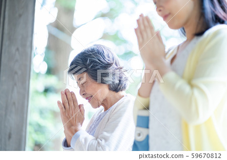 Visit worship parent and child mother and child senior woman middle woman 2 people 59670812