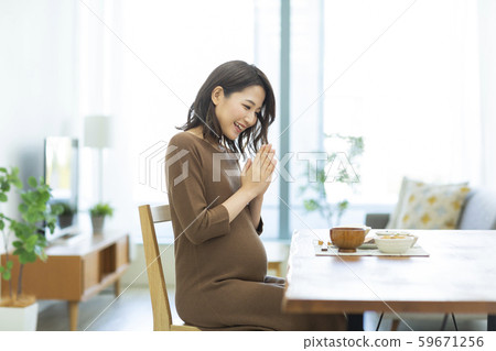 Pregnant woman 59671256