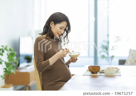 Pregnant woman 59671257