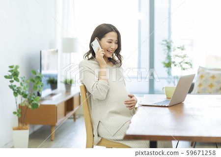 Pregnant woman telephone 59671258