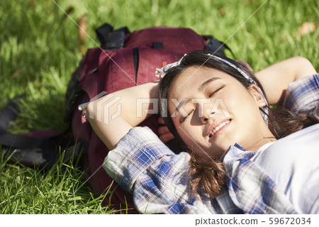 躺在草地上的女人 躺在草地上的女人 59672034