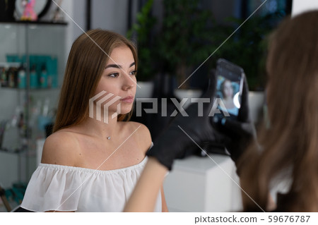 Young beautician caucasian girl holds model 59676787