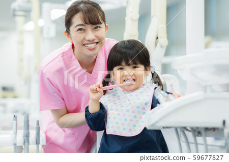 牙科保健員和兒童 牙科保健員和兒童 59677827