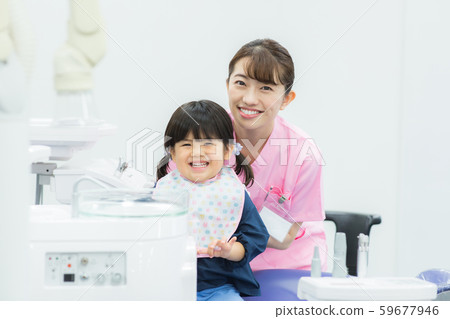牙科保健員和兒童 59677946