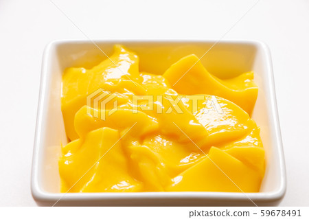 芒果布丁。 (白色背景) 芒果布丁。 (白色背景) 59678491