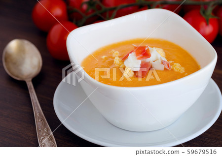 Spanish  cold tomato soup 59679516