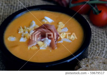 Spanish  cold tomato soup 59679517