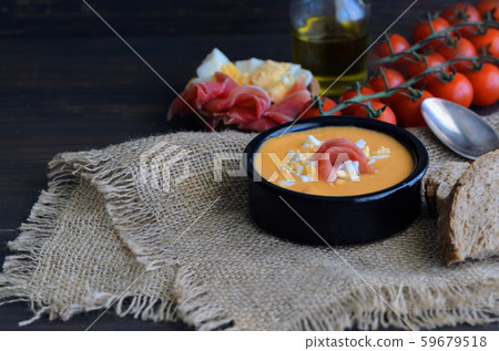 Spanish  cold tomato soup 59679518