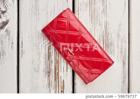 Beautiful red lacquer wallet. 59679737