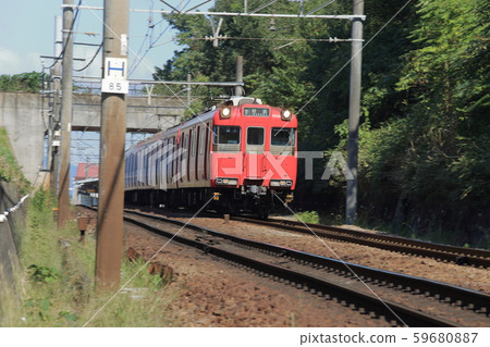 前往名古屋市的紅色火車（至愛知縣日清市名鐵豐田線“名鐵日清站”） 59680887