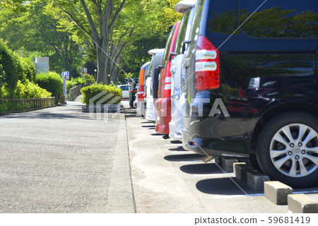 停在停車場的汽車後部 停在停車場的汽車後部 59681419