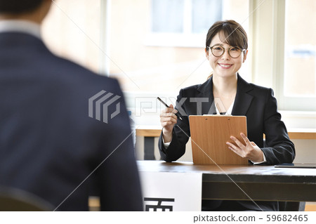 面試圖片女面試官帶著微笑問一個問題 59682465