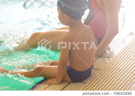 Kids swimming 59685886