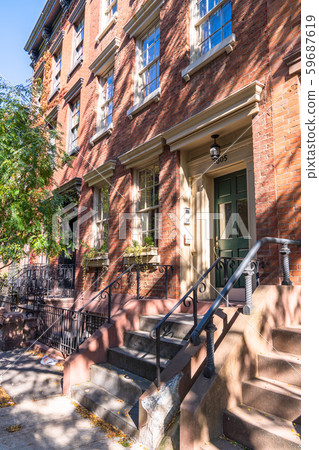 《紐約》曼哈頓下城格林威治村居民區 《紐約》曼哈頓下城格林威治村居民區 59687619