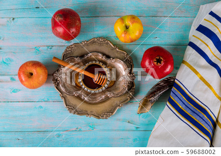 On the table in the synagogue are the symbols of 59688002