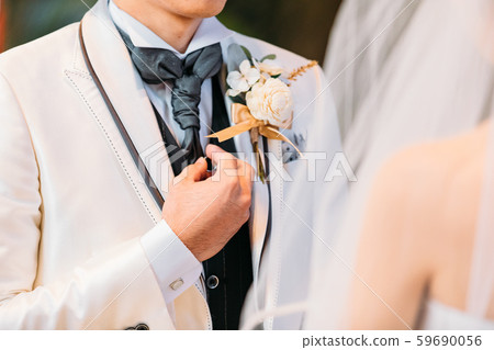 Chapel bride and groom rings 59690056