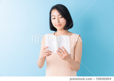 A woman reading a book 59690904