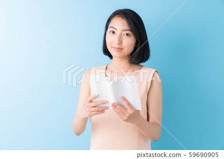 A woman reading a book 59690905