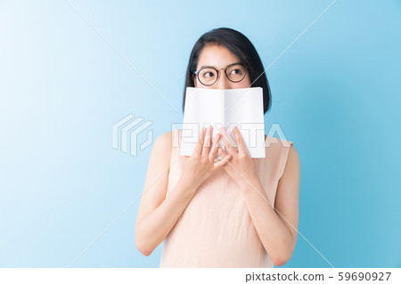 A woman reading a book 59690927