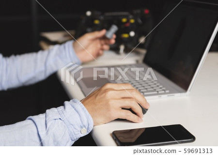 在筆記本電腦上工作 59691313