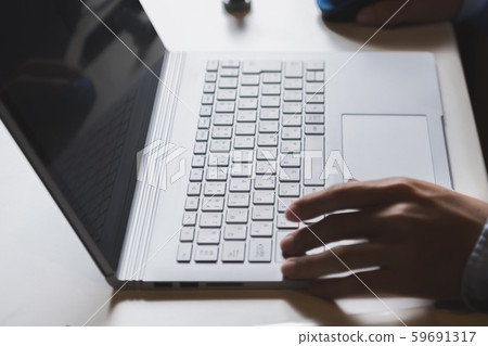 在筆記本電腦上工作 59691317