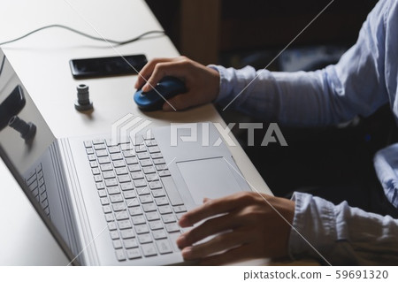 在筆記本電腦上工作 59691320