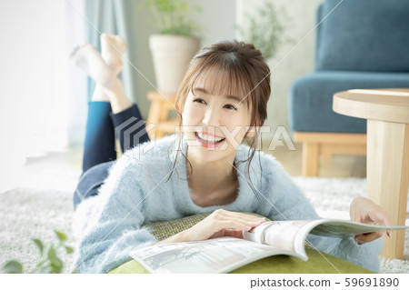 女士客廳雜誌書容易閱讀 59691890