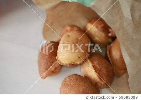 Moist and crispy baby castella cakes purchased from a food stall 59695099