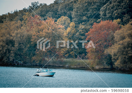 Speedboat in lake Ontario in autumn. Colourful 59698038