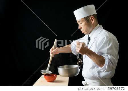 在盤子前麵湯 59703572