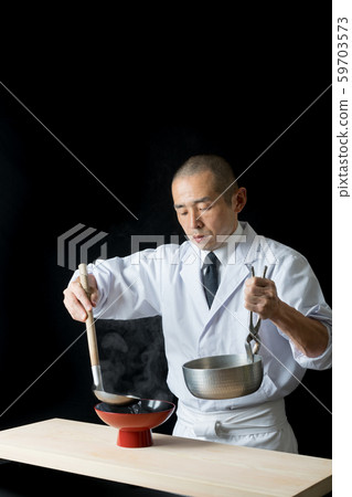 在盤子前麵湯 59703573
