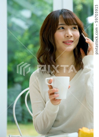 叫在咖啡館的婦女的圖像 59703915